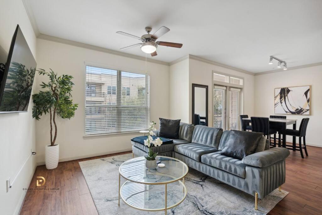 Μια τηλεόραση ή/και κέντρο ψυχαγωγίας στο Houston Med Center Luxury King Suite with Free Parking