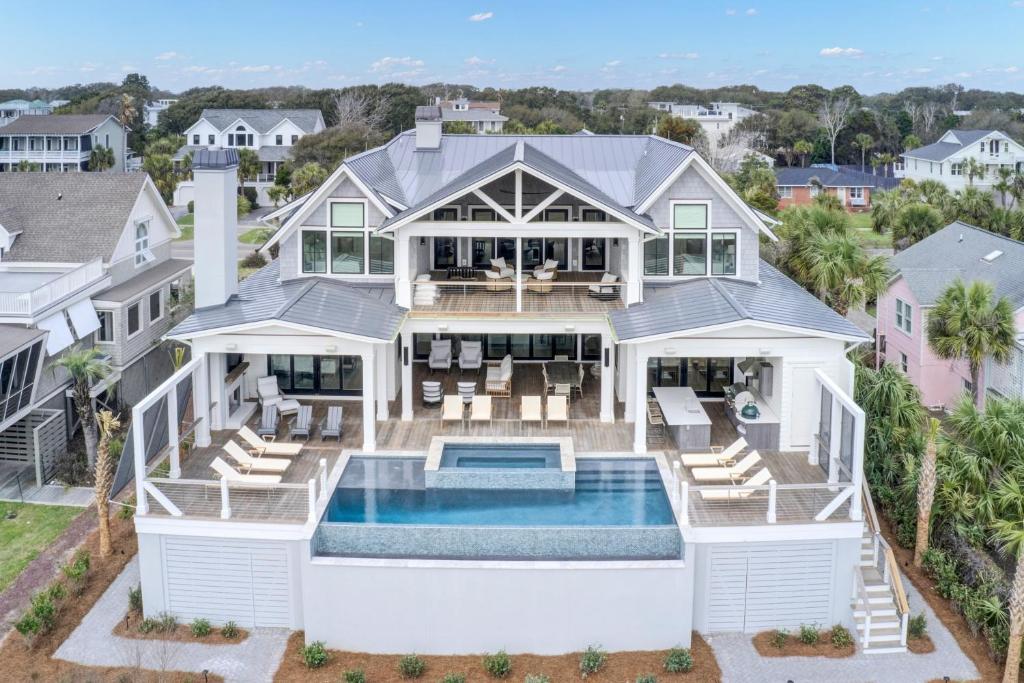 una vista aérea de una casa con piscina en 3108 Palm by AvantStay Oceanfront Private Pool Incredible Views, en Isle of Palms