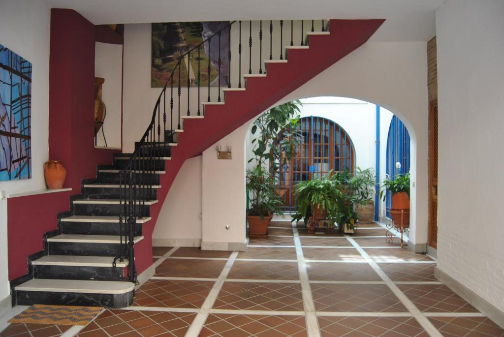 コルドバにあるPatio de la Escaleraの階段のある廊下