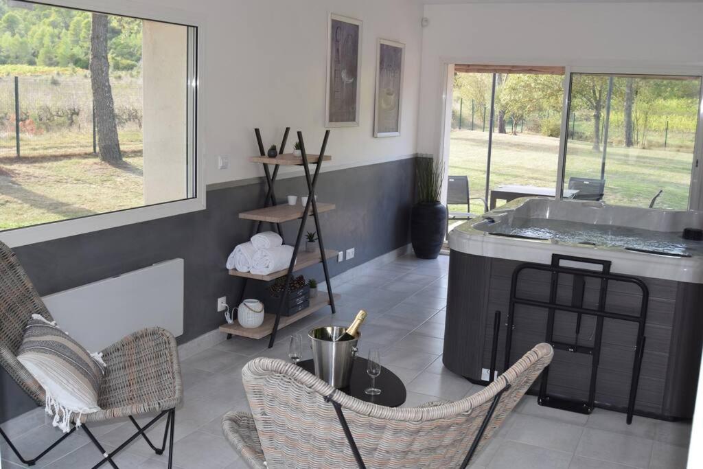 Μια τηλεόραση ή/και κέντρο ψυχαγωγίας στο Villa Gard'iguette avec SPA entre vignes &garrigue