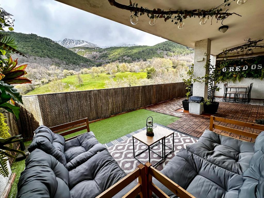 un soggiorno con un divano e un tavolo di Gredos Starlight House a Mijares