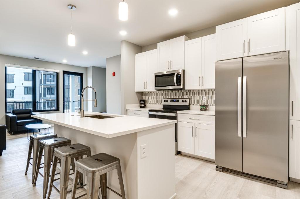 Kitchen o kitchenette sa New-Build Bloomington Apartment about 3 Mi to Downtown