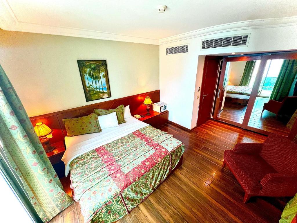 Postel nebo postele na pokoji v ubytování King Suites Hotel