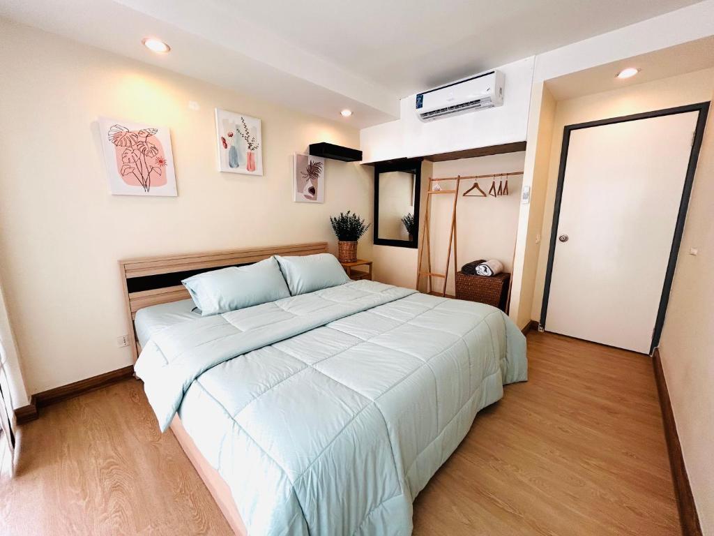 - une chambre avec un grand lit dans l'établissement Cozy Victoria Lakeview 5 mins to Impact Muang Thong, à Ban Bang Phang
