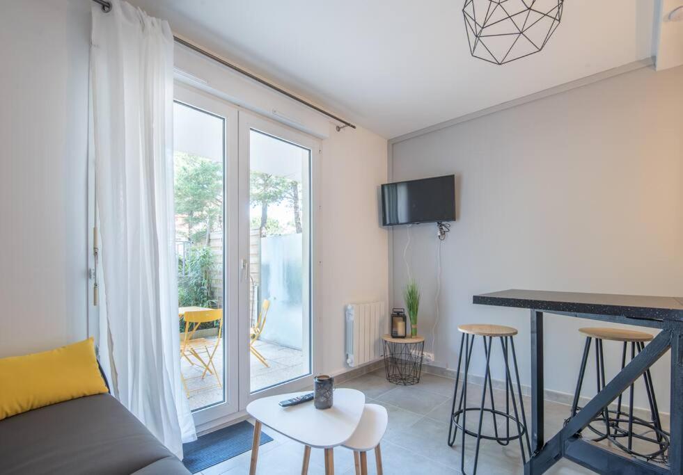 un salon avec un canapé et une table dans l'établissement ¤Hautiere¤ - plein centre -100m de la plage, à Saint-Brévin-les-Pins