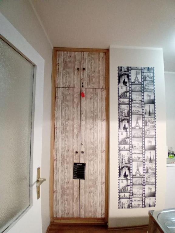 una puerta de madera en la esquina de una habitación en Apartman A-1, en Zajecar