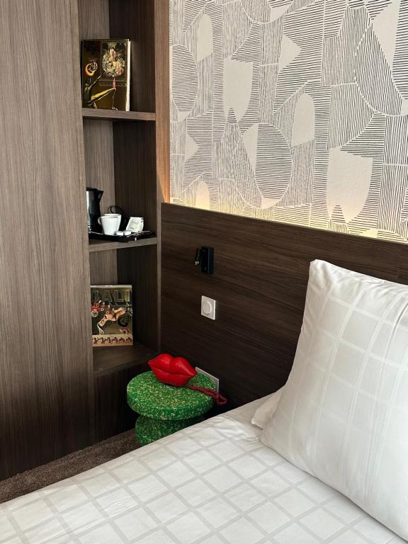 Postel nebo postele na pokoji v ubytování Dali Hôtel Montauban