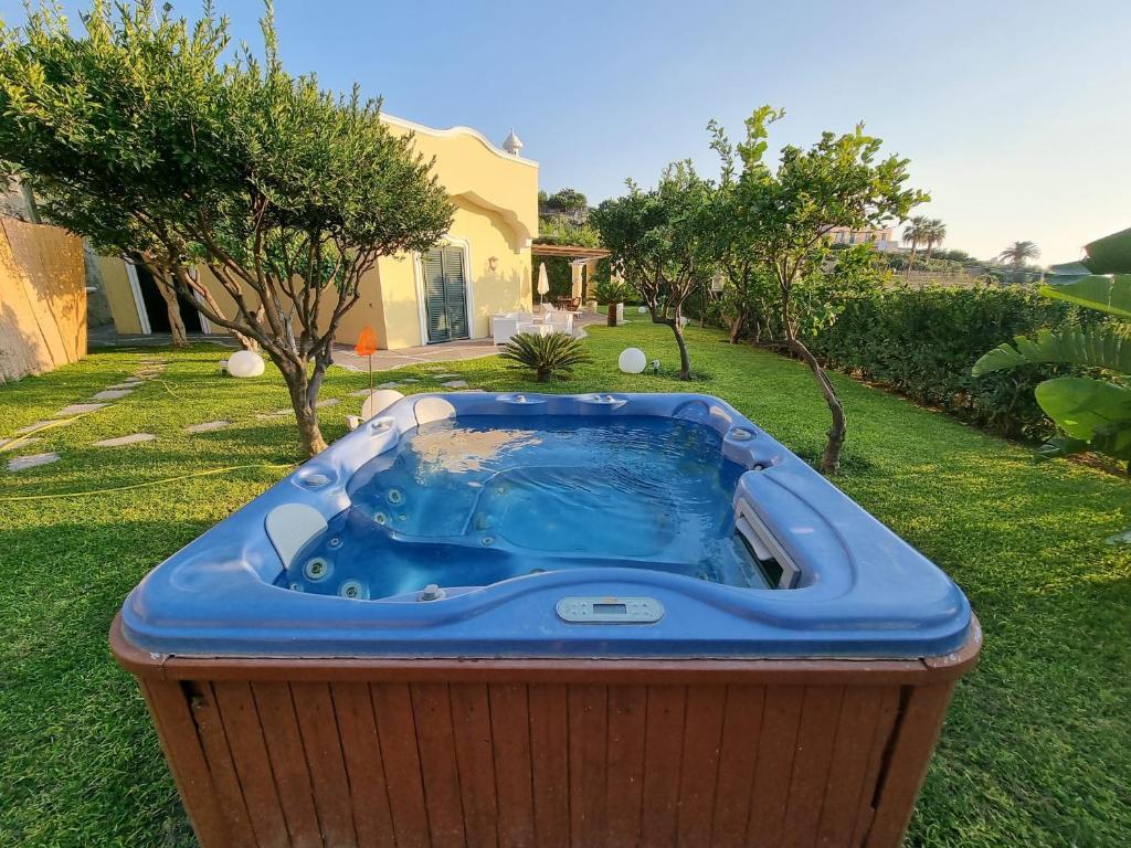 una gran bañera de hidromasaje en el patio de una casa en Exclusive Luxury Villa in Forio, en Isquia