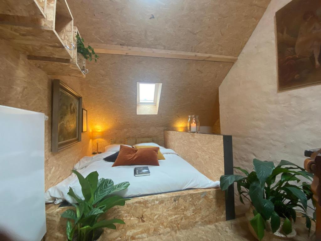 una camera con un letto in una parete in pietra di Tailor's Trail gîte d'adventure Beaufort Mullerthal a Beaufort