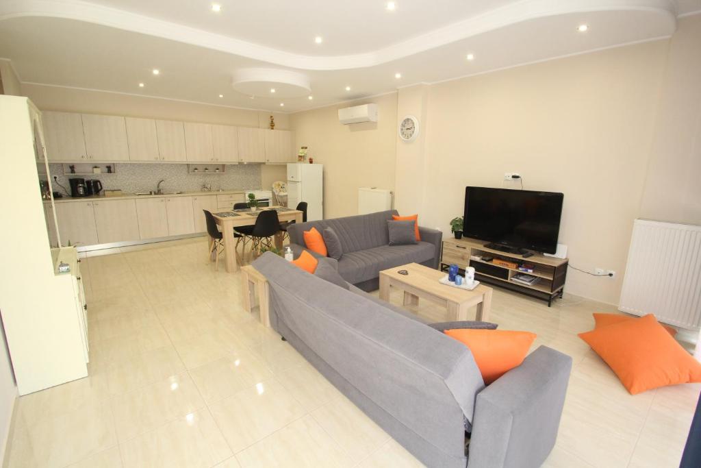 sala de estar con sofá y TV en Filoxenia apartment en Loútsa
