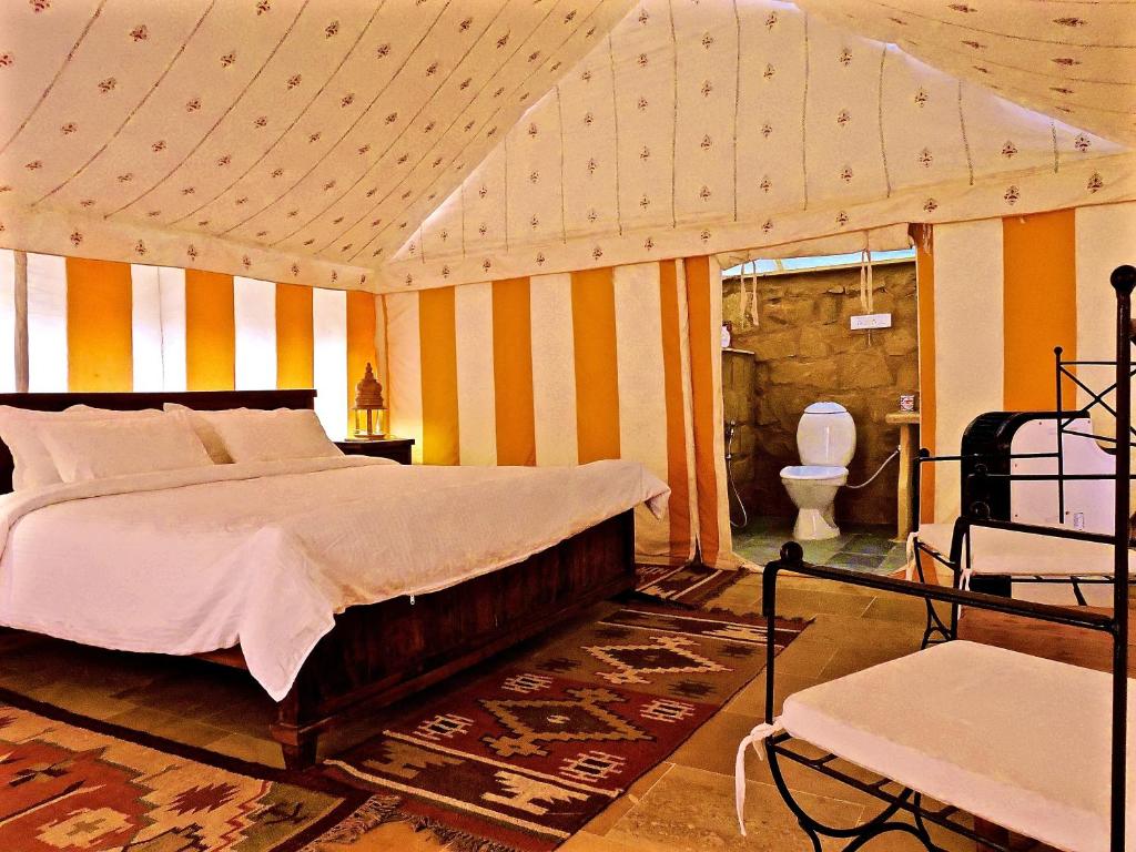 Ένα ή περισσότερα κρεβάτια σε δωμάτιο στο Damodra Desert Camp