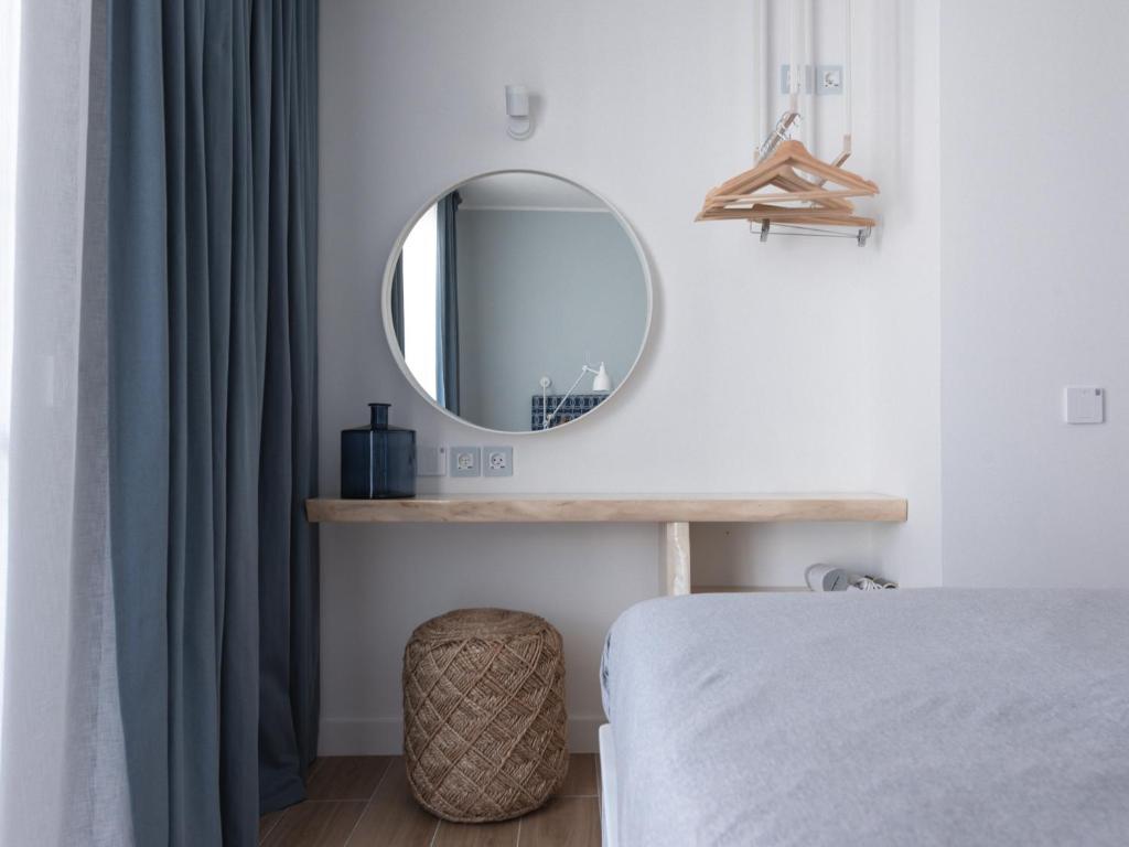 una camera con letto e specchio di WOW APARTMENT WITH PRIVATE JACUZZI and 2 terraces a Los Cristianos
