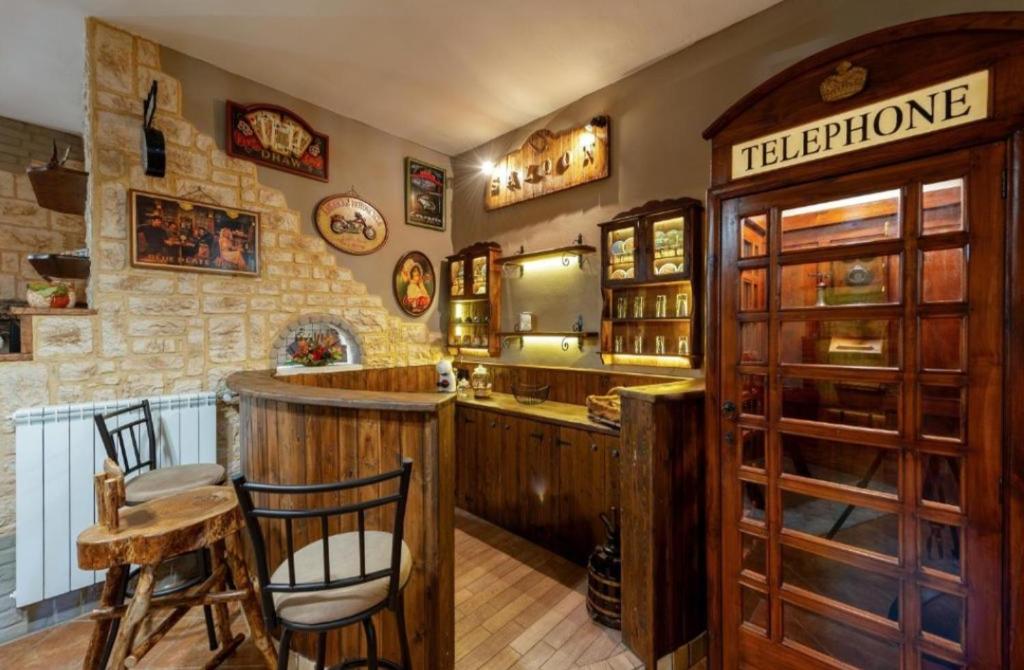 una sala degustazione con bar in un ristorante di G&S Rustic House a San Pancrazio Salentino