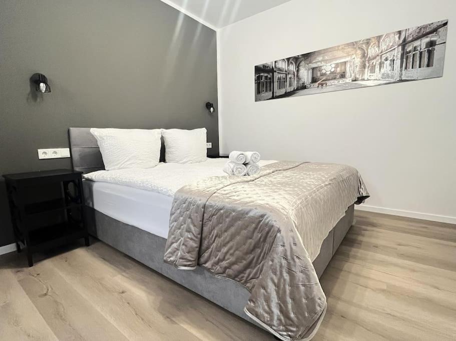 Un dormitorio con una cama con un osito de peluche. en Staywell for 4 in the City I Parking I WiFi I Netflix, en Paderborn