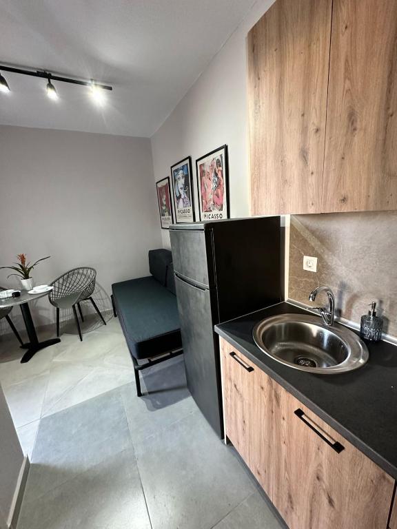 Η κουζίνα ή μικρή κουζίνα στο Room Nine 9 Beachfront Apartments