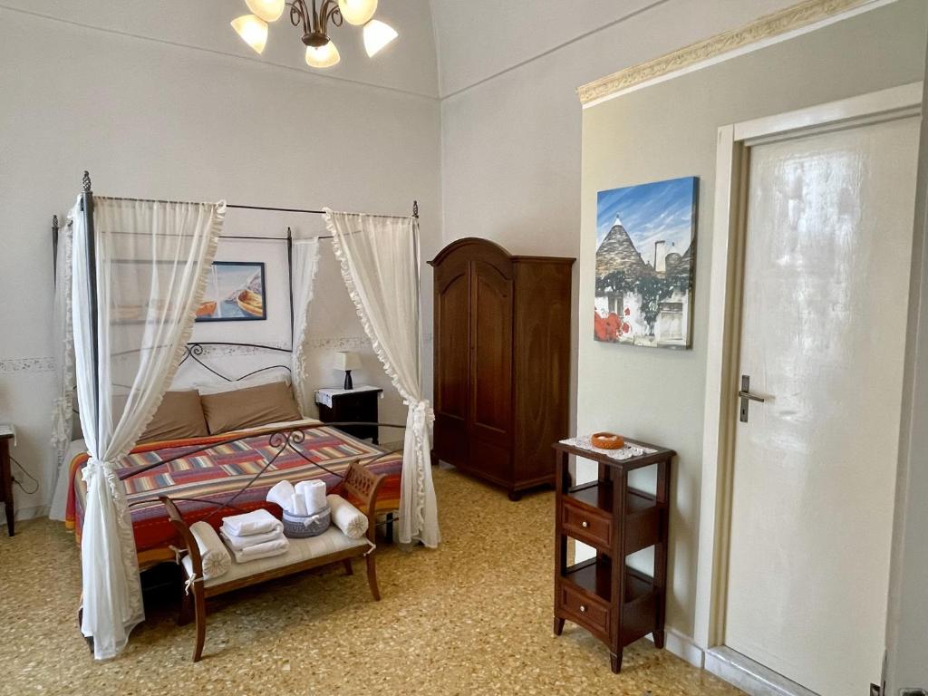 1 dormitorio con 1 cama con dosel en Piazzetta San Giovanni B&B, en Specchia