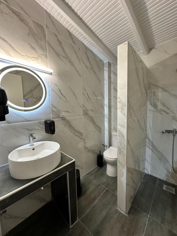 Ένα μπάνιο στο Room Nine 9 Beachfront Apartments