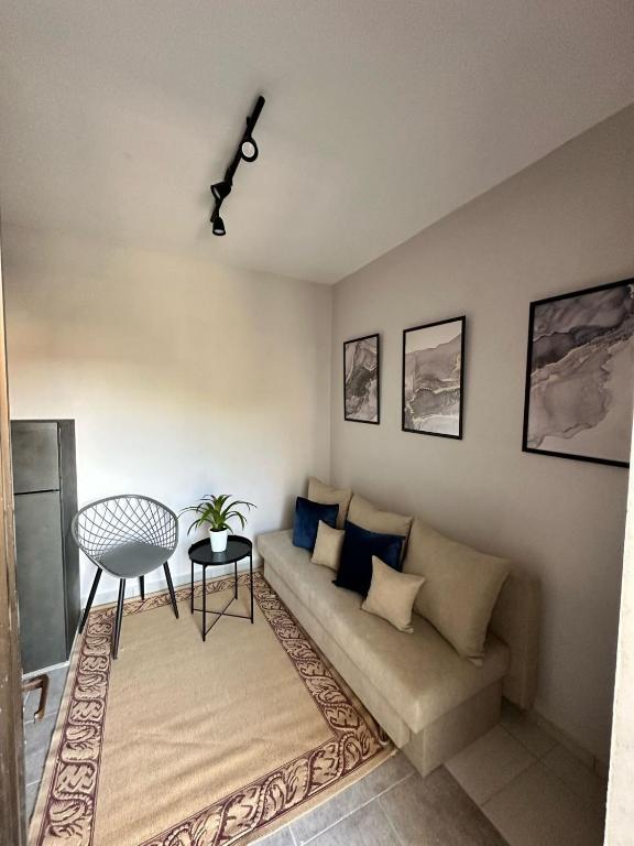 Χώρος καθιστικού στο Room Nine 9 Beachfront Apartments