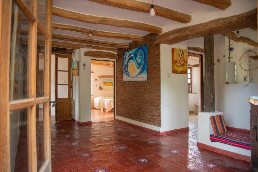 Habitación con pared de ladrillo y vigas de madera. en El Cerco del Trigo in 