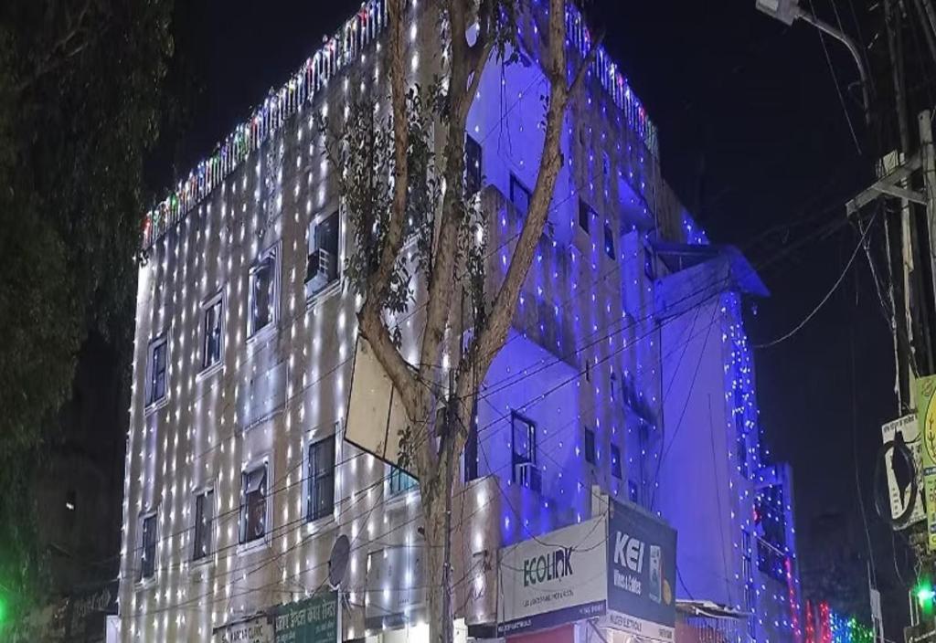um edifício com luzes de Natal ao lado em GRG Hotel Grace Agra em Agra