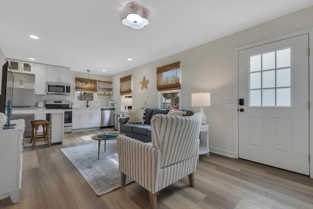 Köök või kööginurk majutusasutuses Beachy 3BD Bungalow One Block from Scenic Walkway