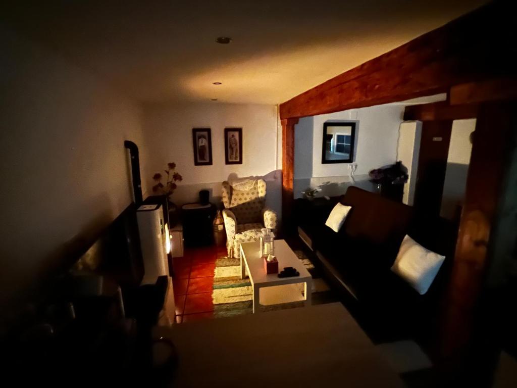 uma sala de estar com um sofá e uma mesa em Cozy Apartment In Rural Village em Barruelo de Santullán