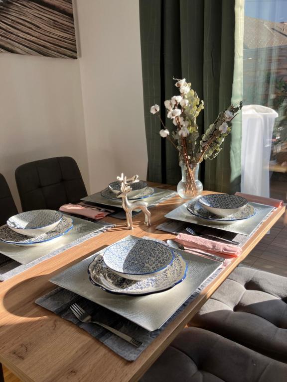 una mesa de comedor con platos y platos. en Ferienwohnung Nadja, en Feldbach