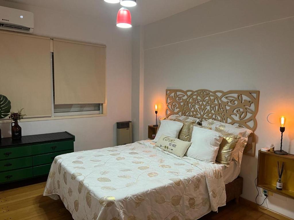 1 dormitorio con 1 cama grande con sábanas y almohadas blancas en Experiencia Aguirre a dos cuadras del subte B. Corazon de outlets, comercios y bares gastronomicos. en Buenos Aires