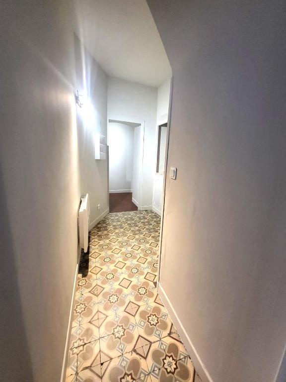 a hallway with a mirror and a tile floor at Grande et belle maison: 8 pers-4 chb-5 lits-wifi in Issoudun