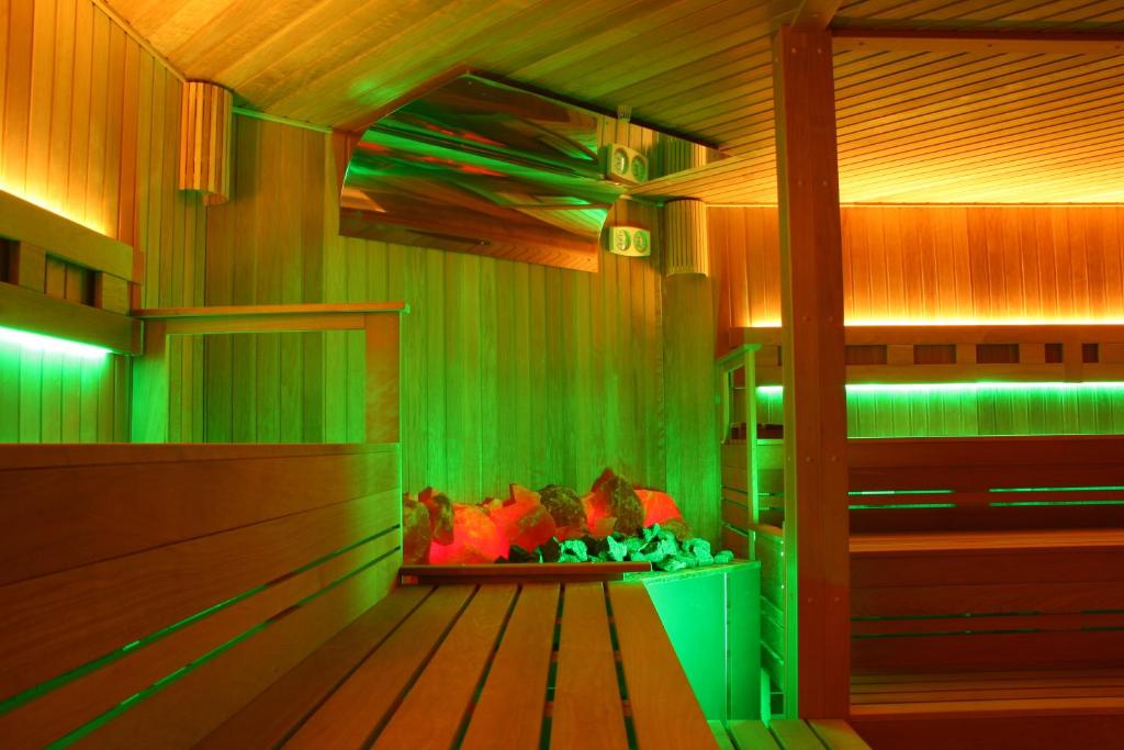 Holiday Beach Budapest Wellness Hotel with Sauna Park - Resim 17