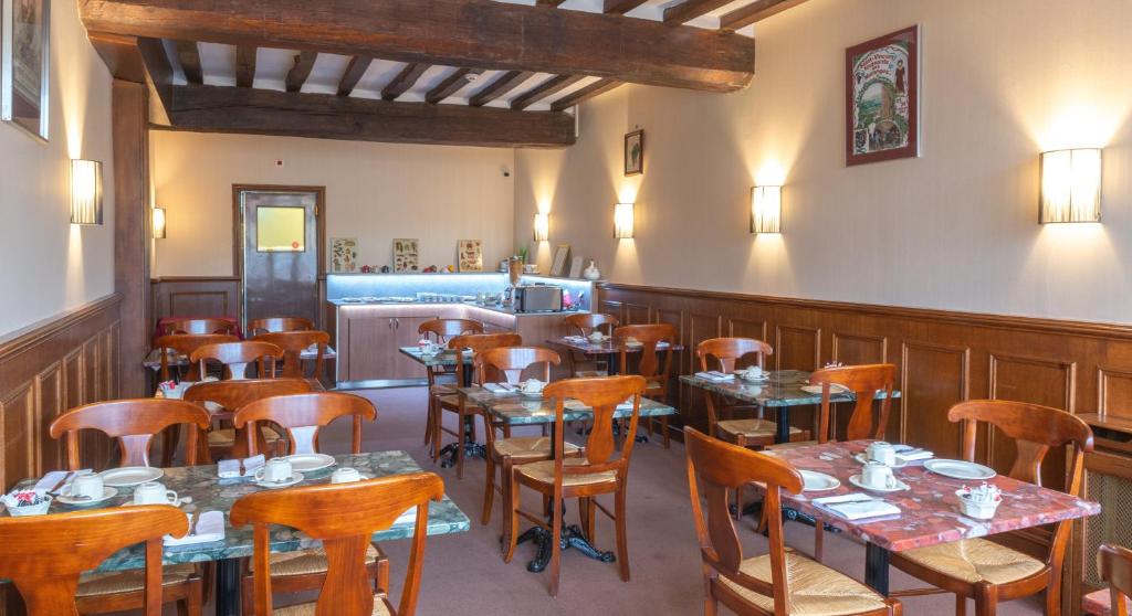 Restaurant o un lloc per menjar a Hotel De La Cloche