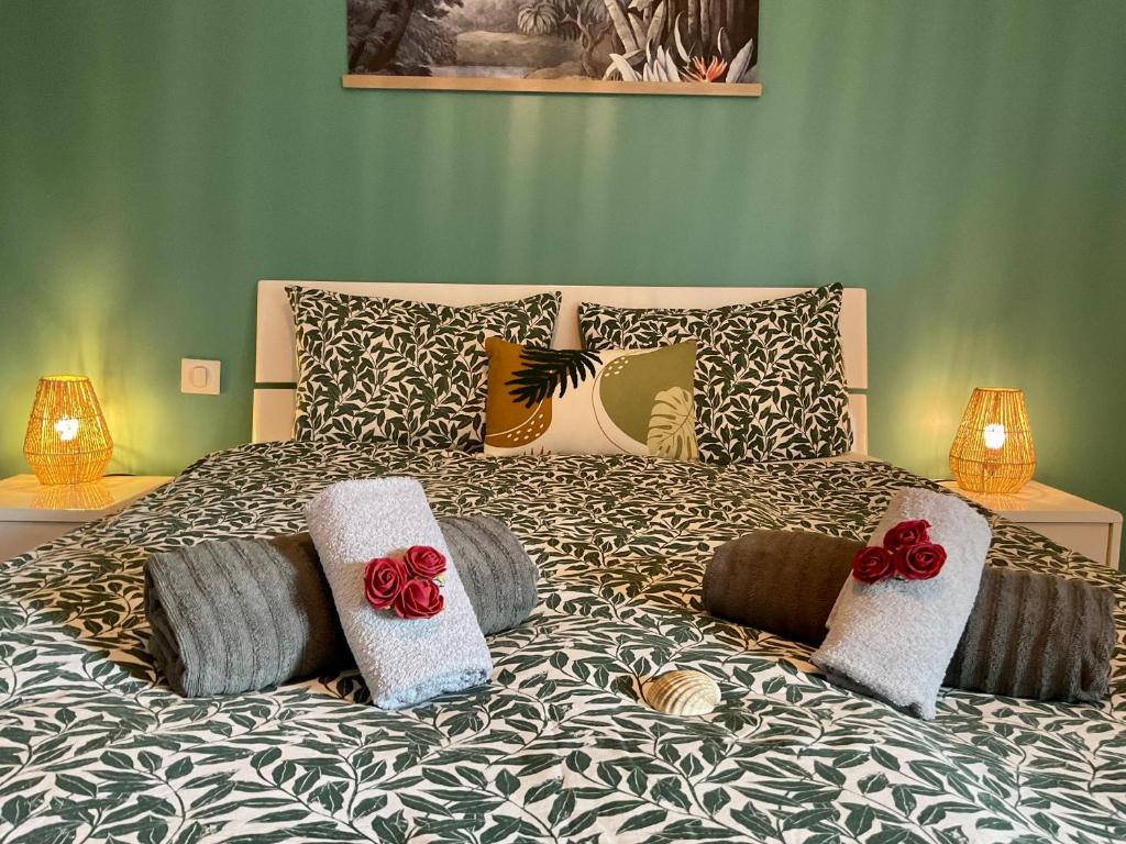 un lit avec deux oreillers dessus dans l'établissement Appart T4 spacieux & lumineux proche de la mer, à Guidel