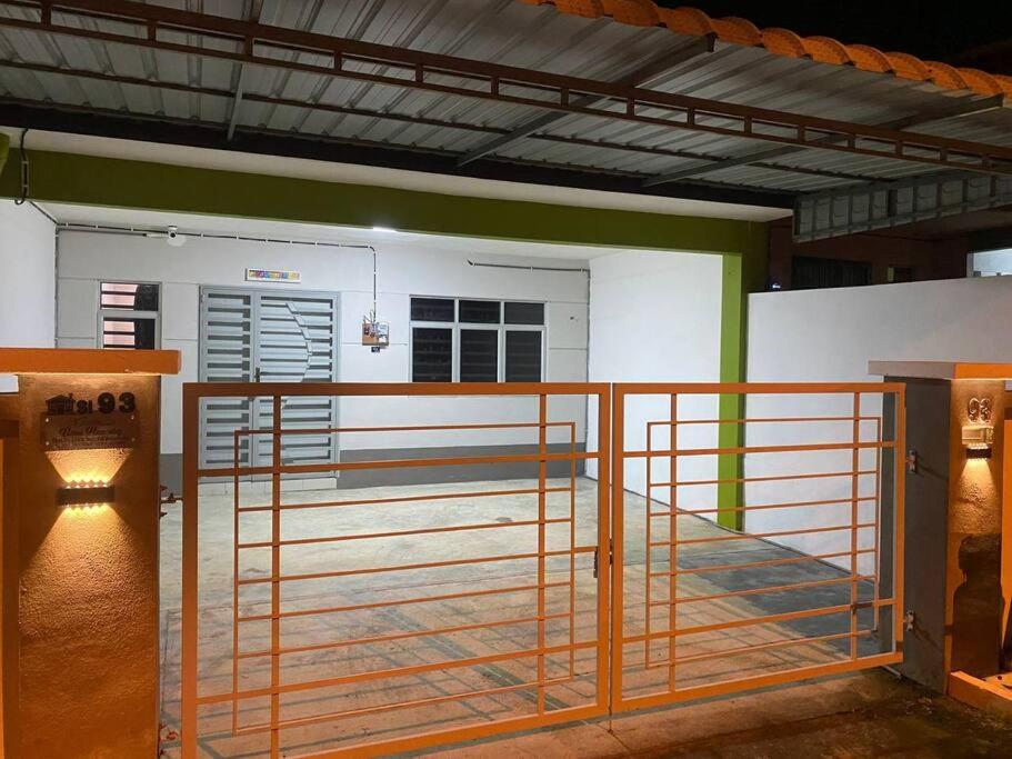 une pièce vide avec une porte dans un bâtiment dans l'établissement Uzma Homestay Kuala Sg Baru, Melaka, à Malacca