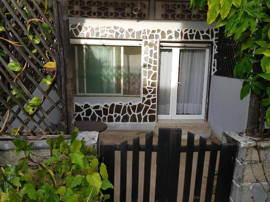 a front door of a house with a giraffe at Spices Beach Studio Madirokely Nosy Be in Nosy Be