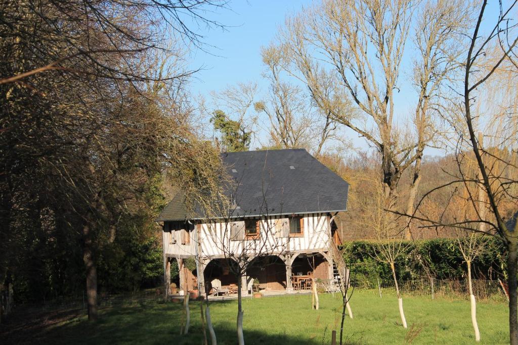 a large white house with a black roof at Gîtes du Manoir de la Porte in Les Authieux-sur-Calonne