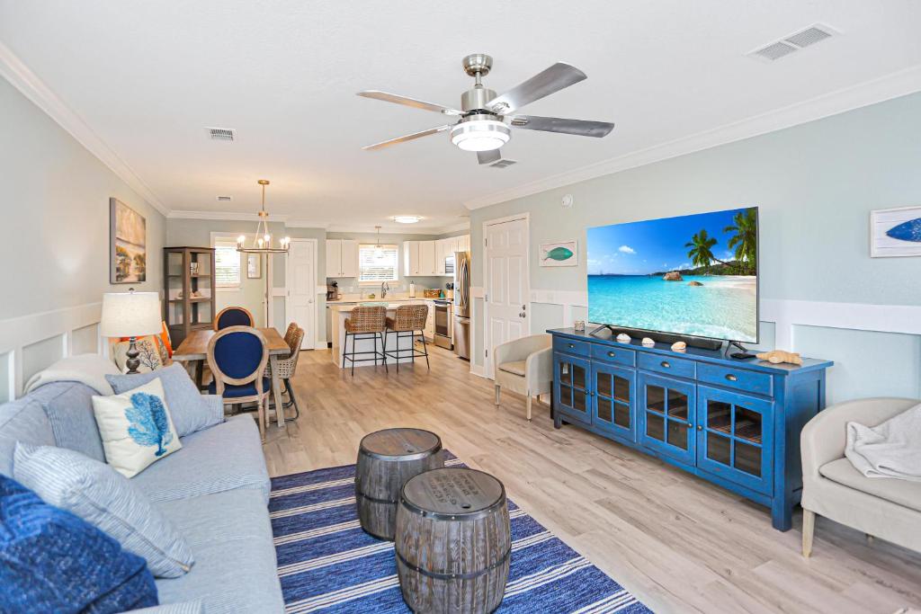 墨西哥比奇The Ricks Carlton by Pristine Properties Vacation Rentals的带沙发和电视的客厅