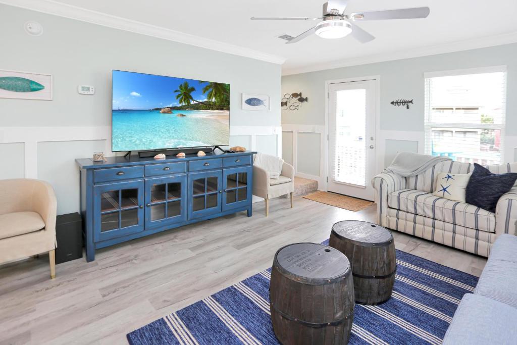 The Ricks Carlton by Pristine Properties Vacation Rentals的电视和/或娱乐中心