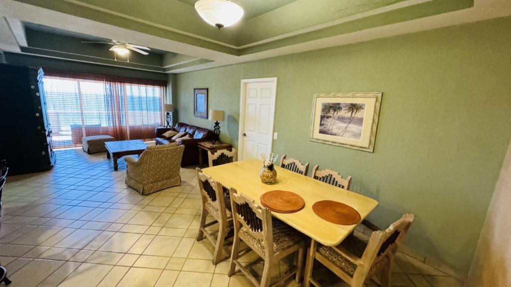 ein Esszimmer mit einem Tisch und Stühlen sowie ein Wohnzimmer in der Unterkunft Spectacular 2 Bedroom Condo on Sandy Beach at Las Palmas Resort B-604 condo in Puerto Peñasco