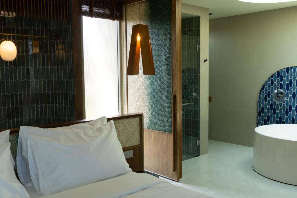 Postel nebo postele na pokoji v ubytování Seamira House Huahin