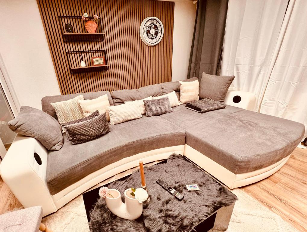 ケルンにあるCologne LUXE Living: Opulent Elegance Unleashedのソファ付きの客室の大型ベッド1台