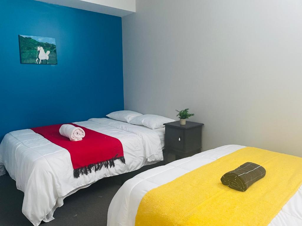 מיטה או מיטות בחדר ב-Contemporary 2 Queens Room Near Horseshoe Fall