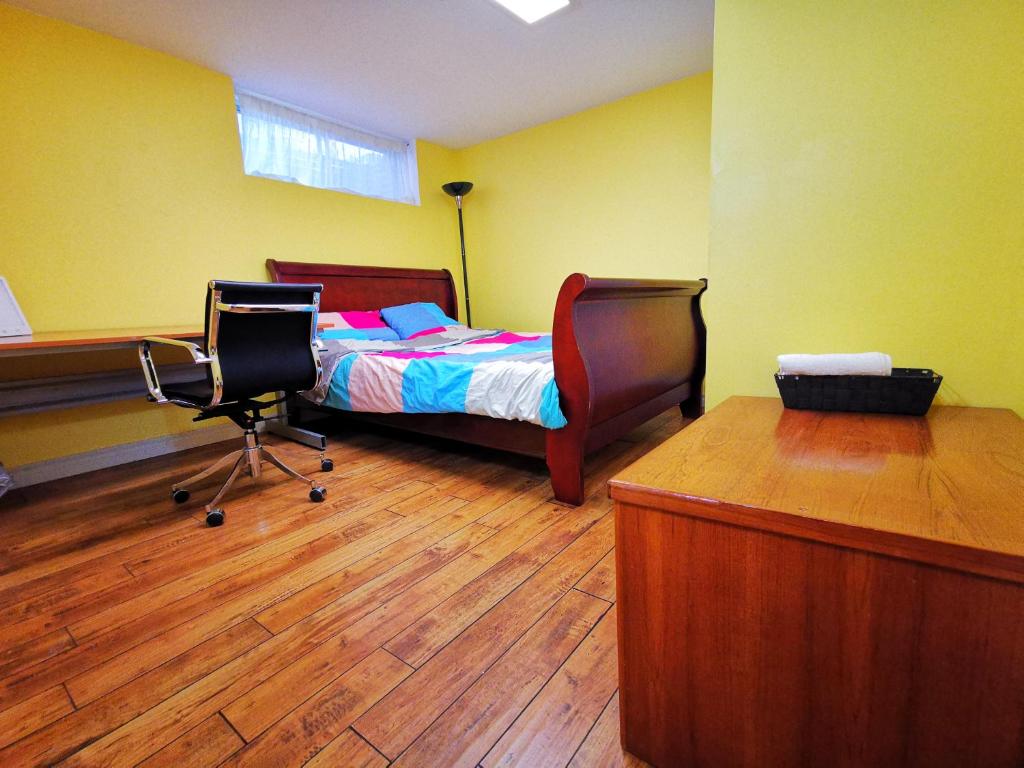 Säng eller sängar i ett rum på one queen-sized bed convenient location