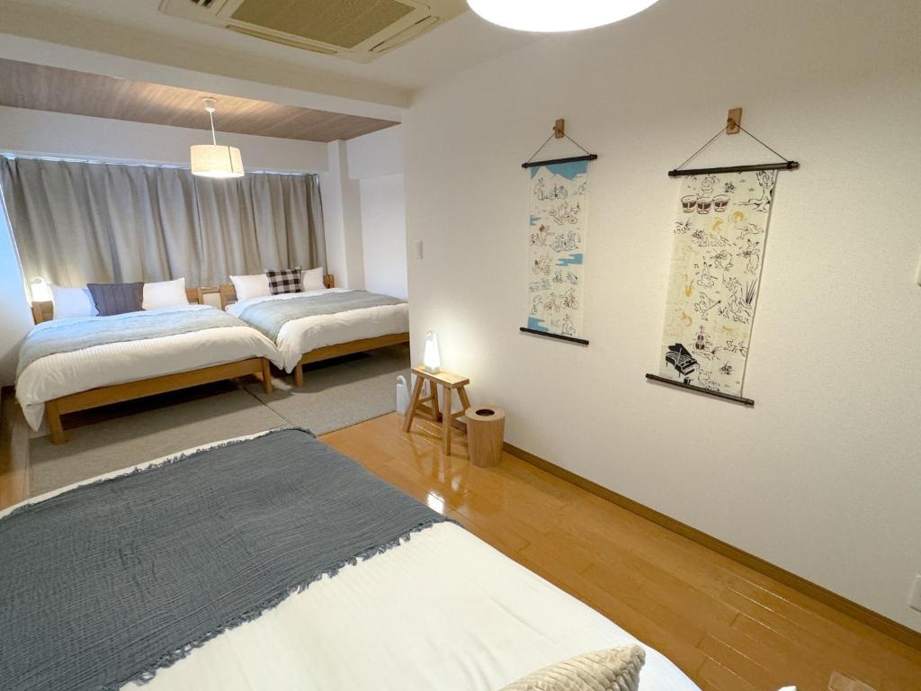 una camera con due letti e una finestra di Fukuoka - Apartment - Vacation STAY 00143v a Fukuoka