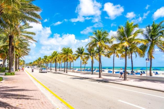 a street with palm trees on the beach at Arpe 4plex in Fort Lauderdale