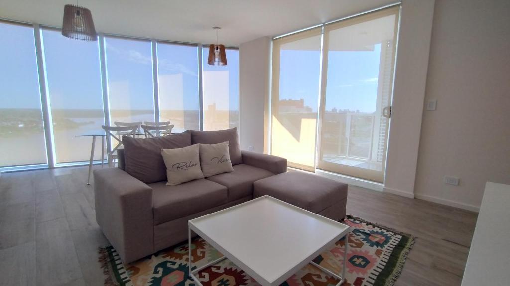 sala de estar con sofá y mesa en Impactante vista al Río, moderno y con cochera! en Santa Fe