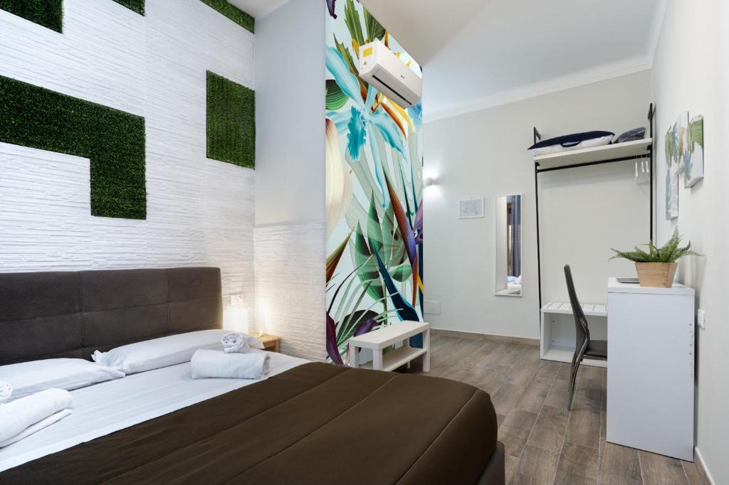 1 dormitorio con cama y pared con detalles verdes en Comfort Rooms Piazza Mariano Armellini, en Roma
