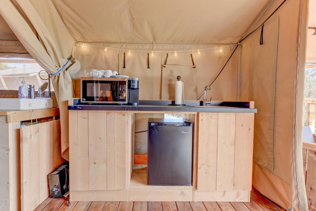 Kuchyň nebo kuchyňský kout v ubytování 12 Fires Luxury Glamping with Heating #2