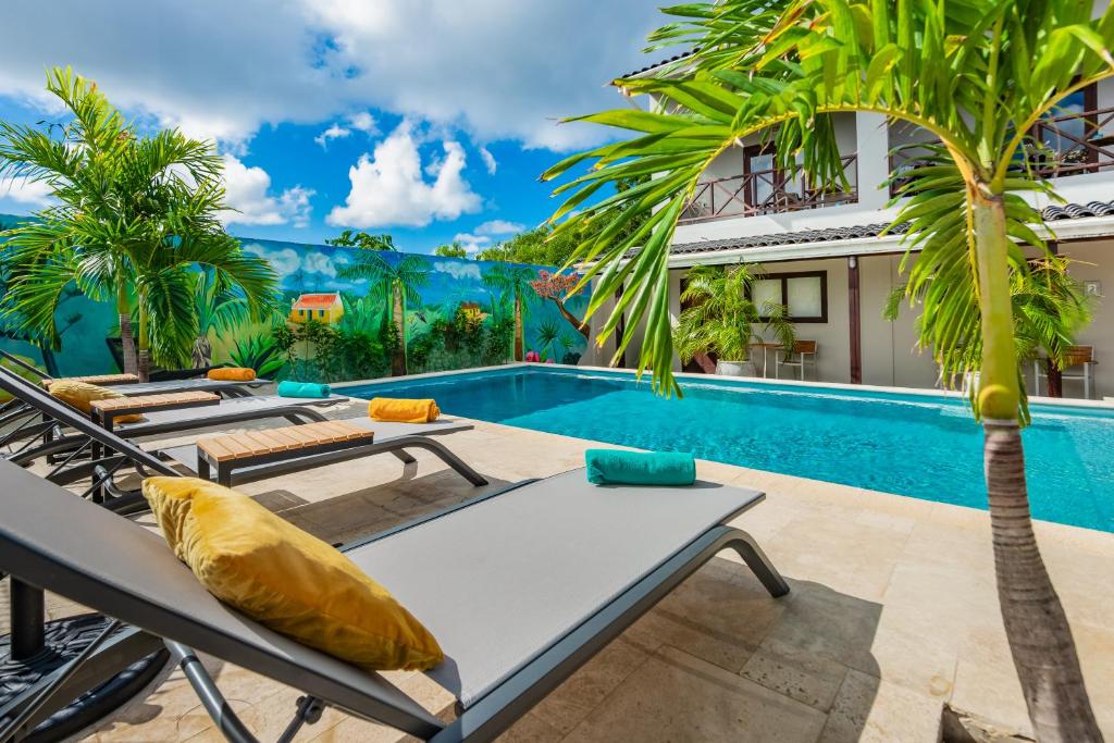 une villa avec une piscine et un complexe dans l'établissement Casita Palma, à Kralendijk