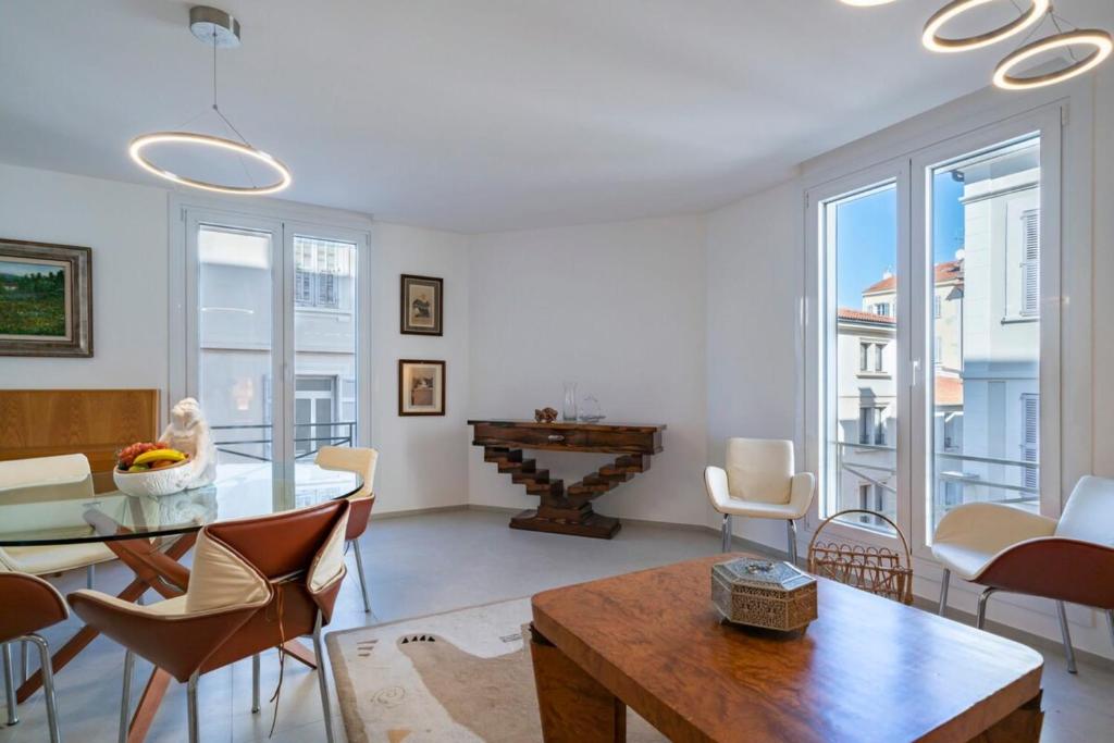 un salon avec une table et des chaises dans l'établissement Very nice 3 bedrooms apartment in the heart of downtown Cannes, à Cannes