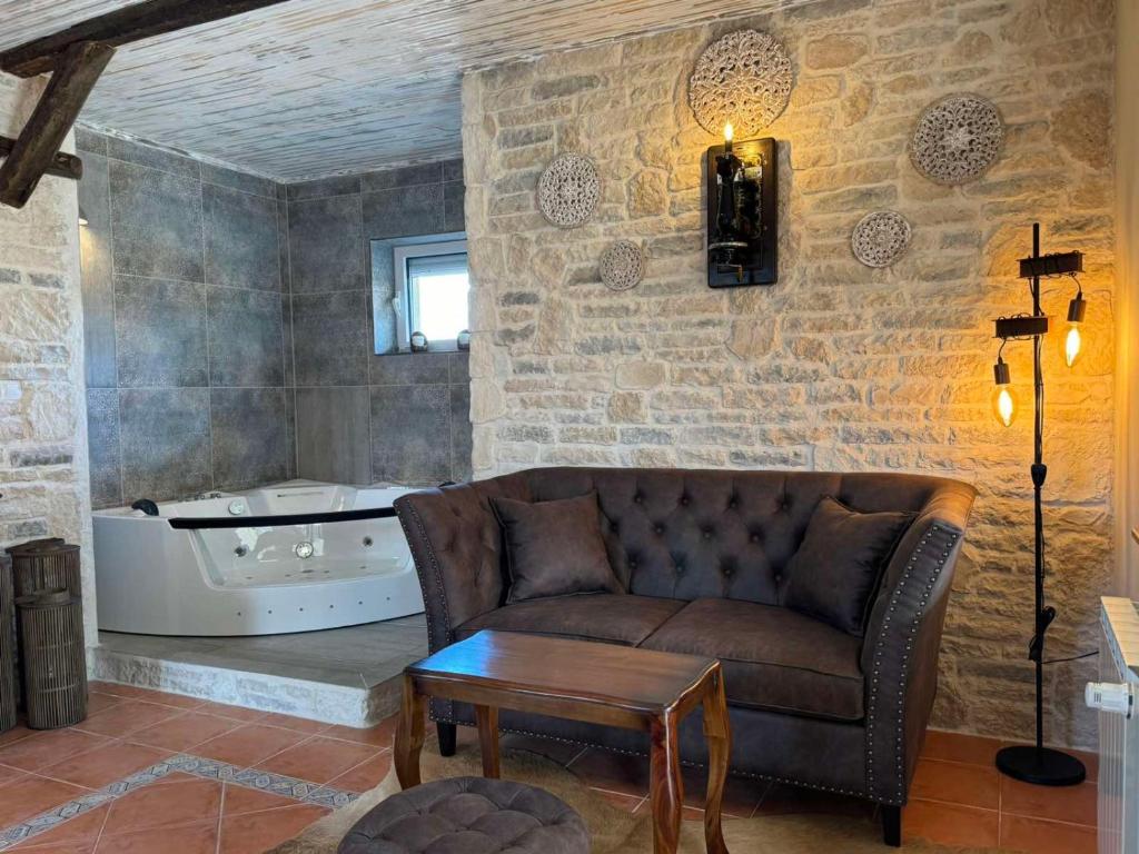 Posezení v ubytování Villa Boyana City & Relax with Hot Jacuzzi and Sauna by BookVillaBG